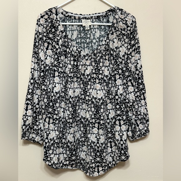 St. John's Bay Tops - 💜Half Off💜St. John's Bay Black and White Floral Peasant Blouse EUC Size XLT